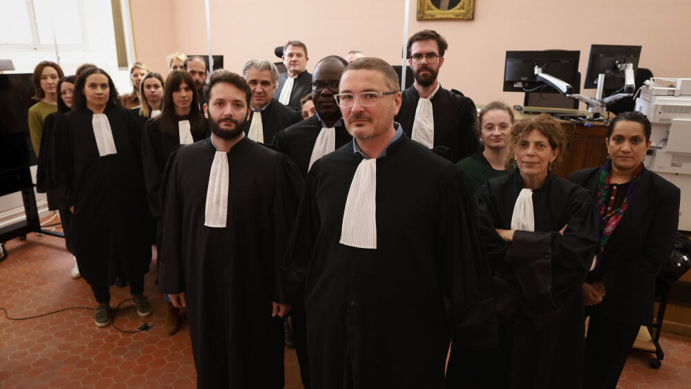 Répression pro-palestinienne en France : ce que dénoncent les ONG Groupe d'avocats en robe dans une salle d'audience.