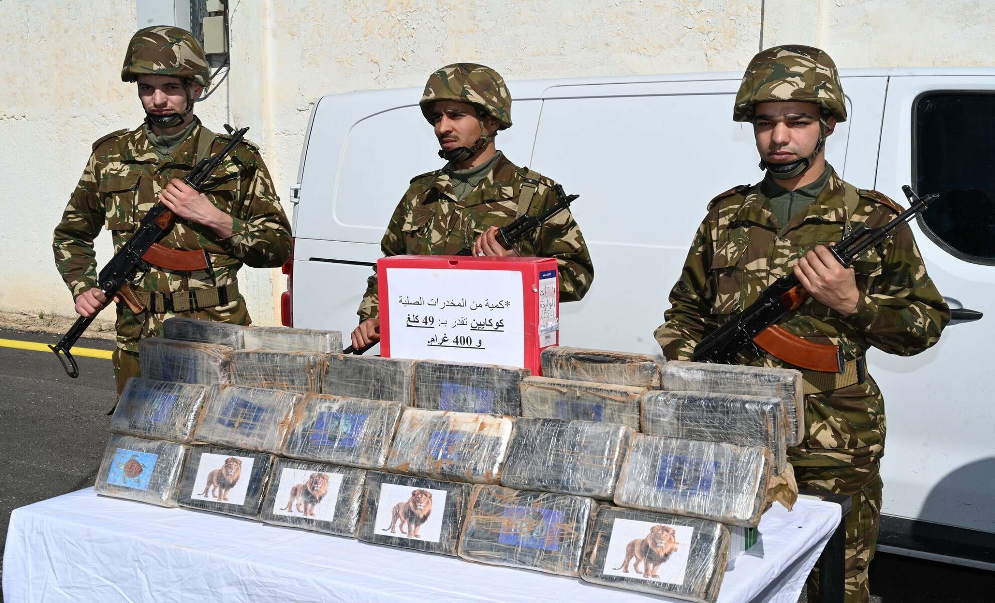 Saisie de drogue par l'armée algérienne Soldats algériens avec des sacs de drogue saisis lors d'une opération.