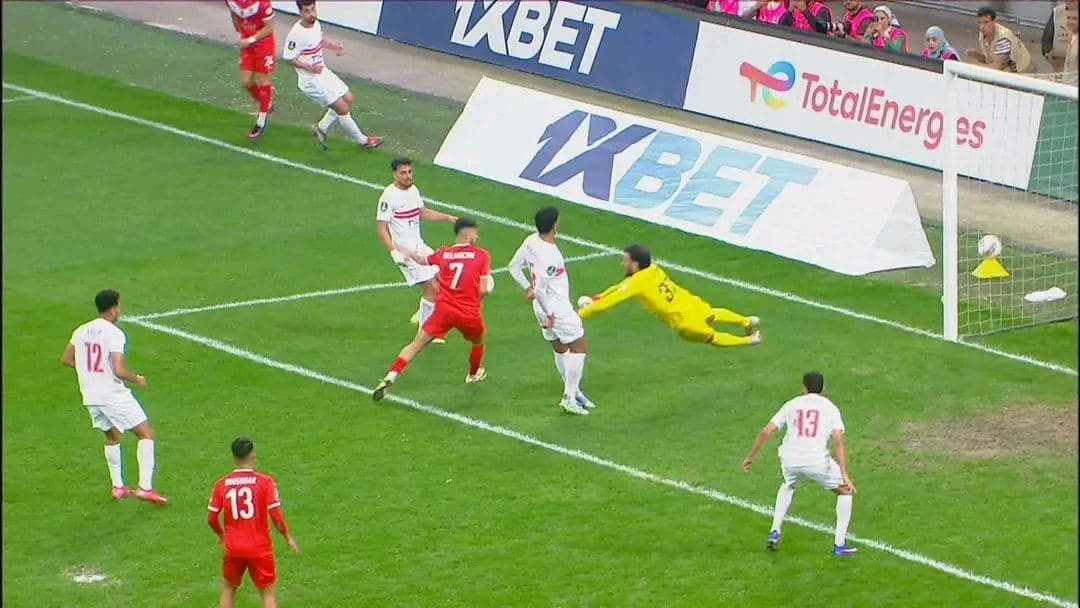 CRB face à la crise FIFA : l'enjeu avant Zamalek Joueur en action lors d'un match de football avec gardien et défenseurs.
