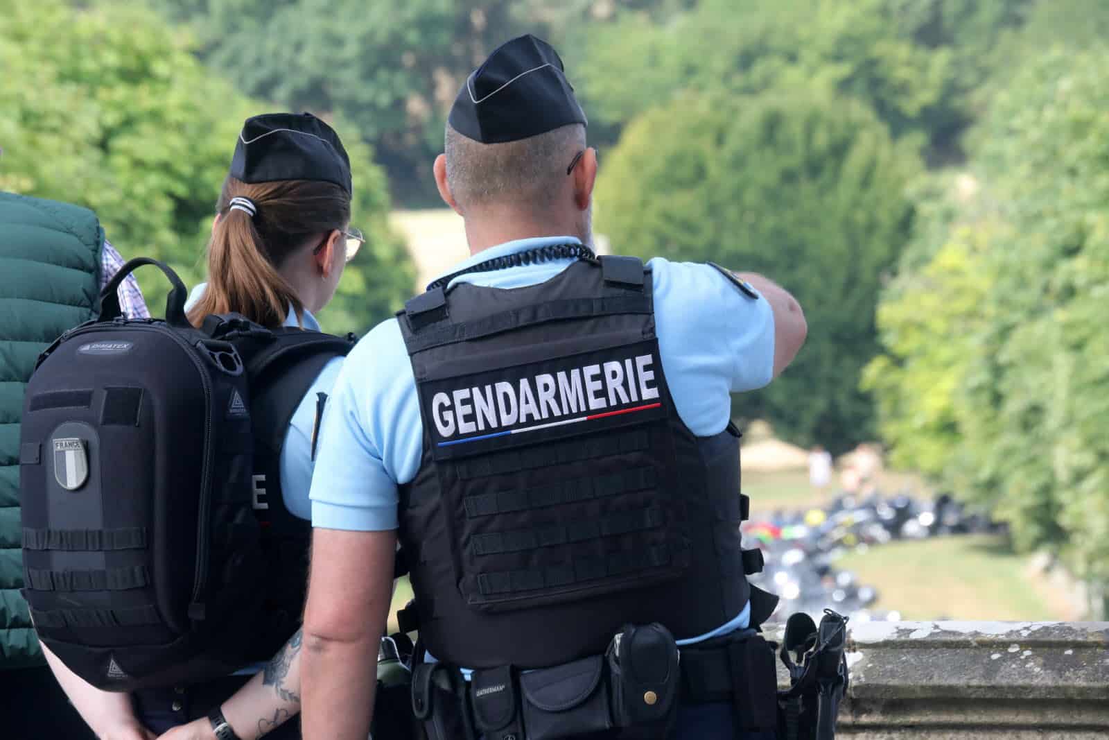 Un gendarme algérien raconte les insultes qui choquent Gendarme algérien en uniforme avec collègue dans un environnement extérieur.