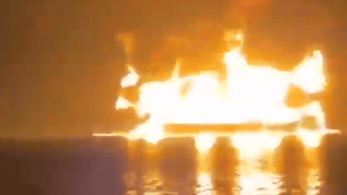 Explosion de mines dans un navire en mer, images de conflit maritime.