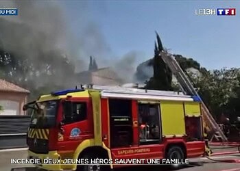 Camion de pompiers en intervention lors d'un incendie domestique.
