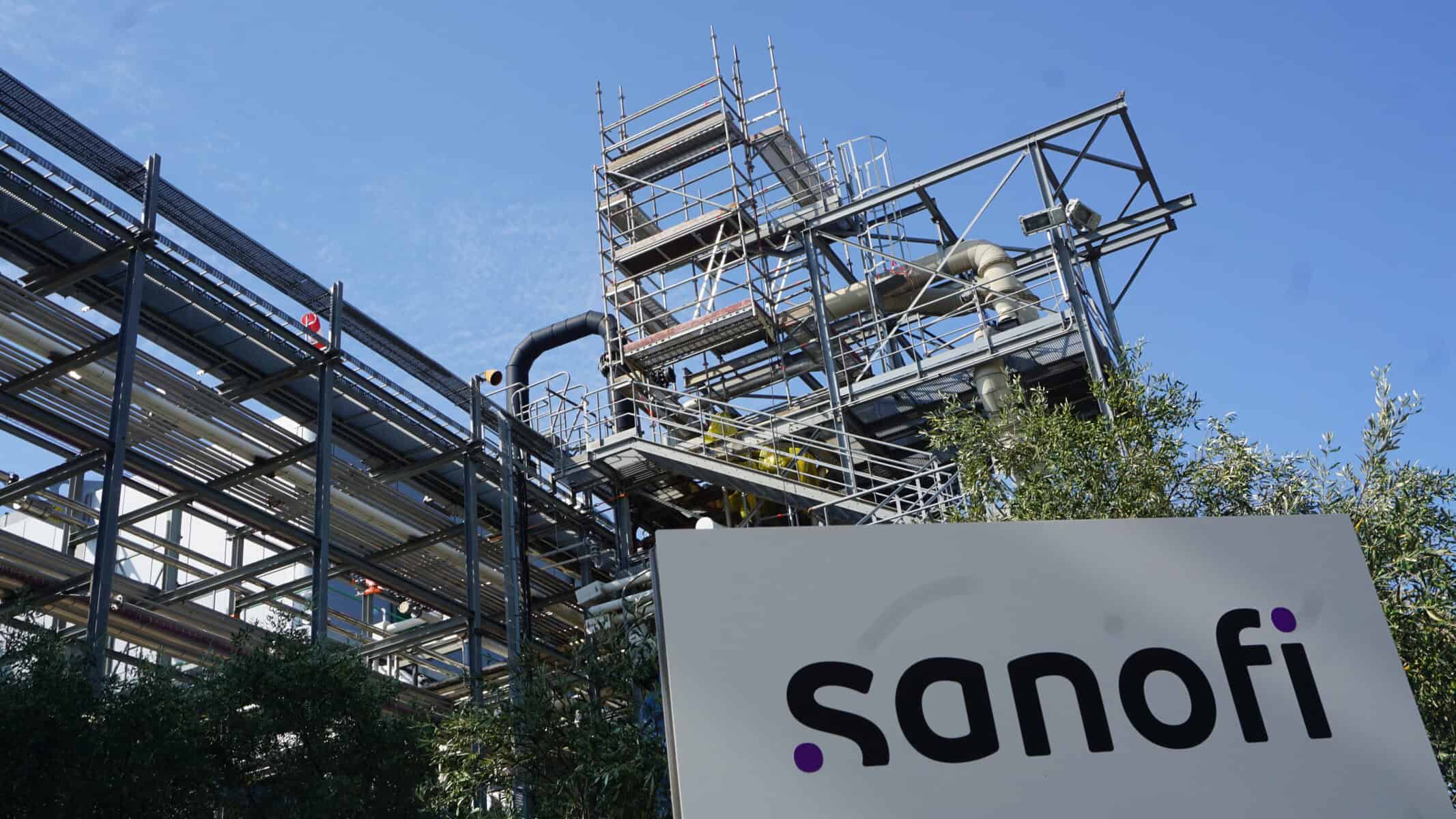 Installation industrielle de Sanofi en Algérie avec logo visible.