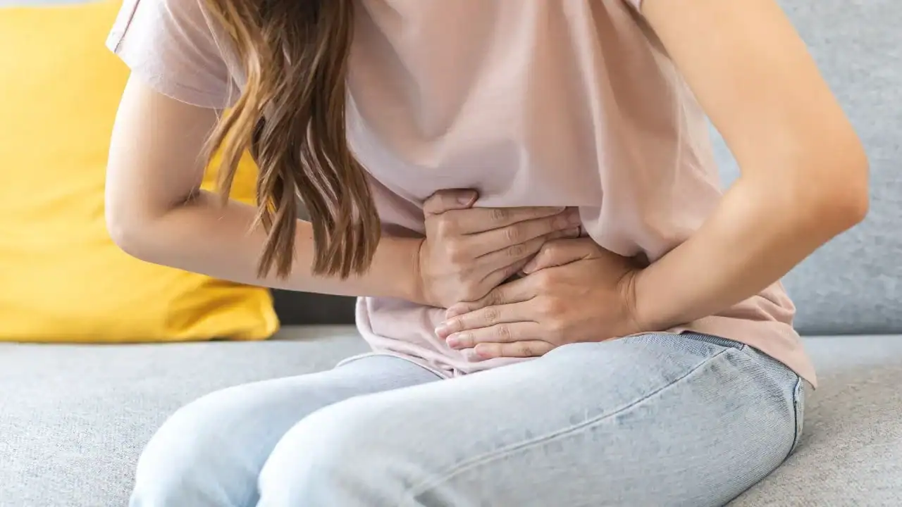 63 hospitalisations à Constantine : une intoxication alimentaire mystérieuse Femme souffrant de douleurs abdominales, mal de ventre.