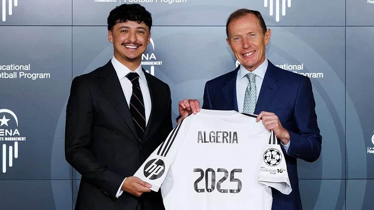 Algérie : ce programme suédois recrute des jeunes volontaires Deux hommes en costume présentent un maillot de football en Algérie.