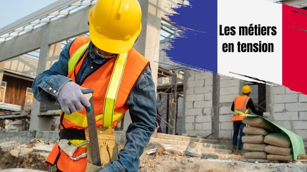 Immigration maghrébine : quel pays régnera en France en 2025 ? Travailleur du bâtiment portant casque et gilet de sécurité sur un chantier.