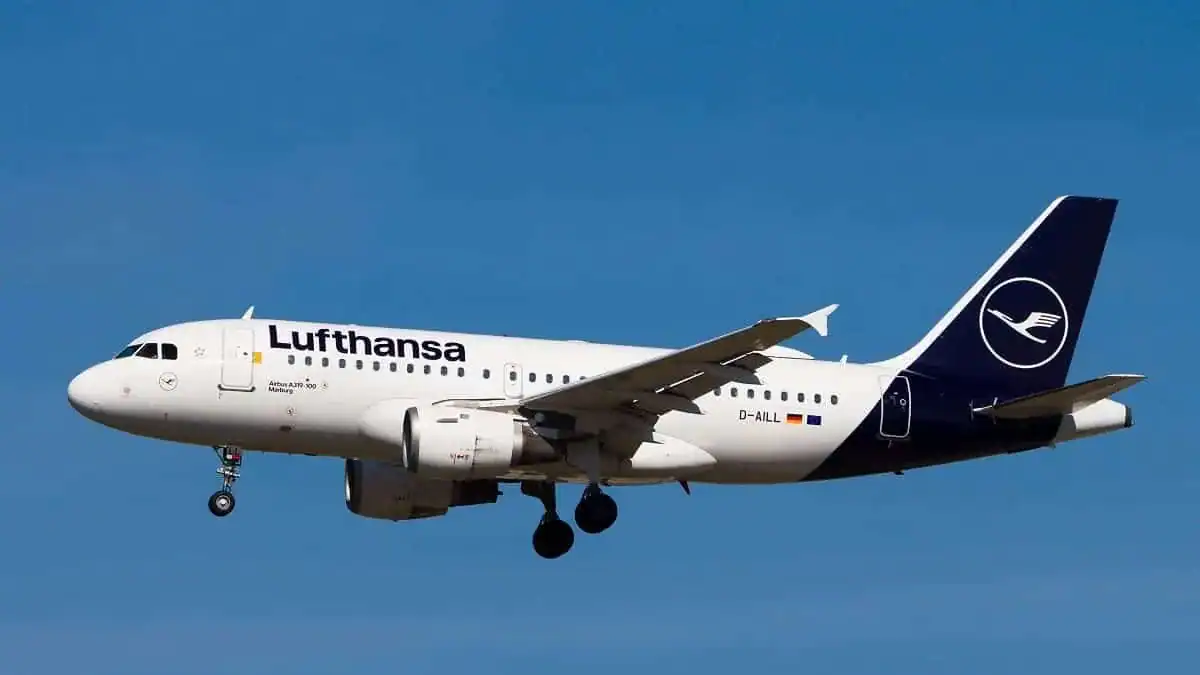 Découvrez le nouveau tarif économique de Lufthansa pour l’Algérie ! Avion de Lufthansa en vol, ciel bleu, voyage vers l'Algérie.