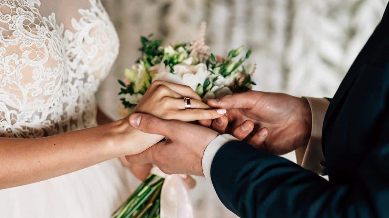 Révélations sur un juteux réseau de mariages blancs en France Échange des alliances lors d'un mariage en France.