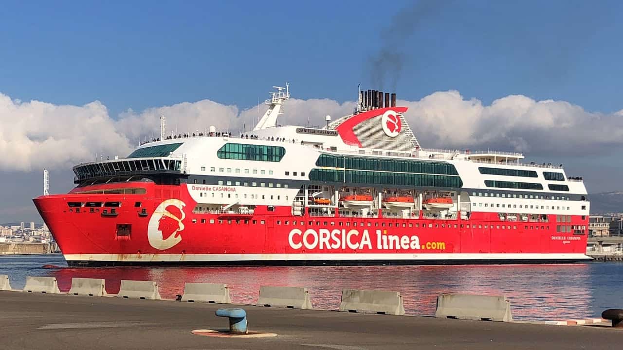 Retour du Danielle Casanova : nouvelles liaisons France-Algérie ! Ferry Danielle Casanova de Corsica Linea naviguant en mer.