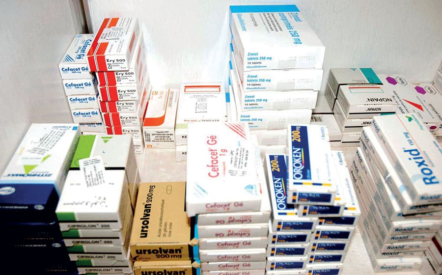 Médicaments en rupture en Algérie : qui est vraiment responsable ? Stock de médicaments en pharmacie en Algérie, crise d'approvisionnement.
