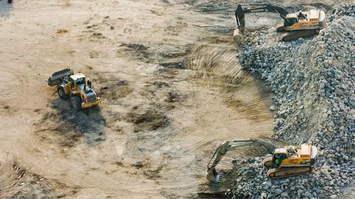 Algérie : nouveaux projets miniers bouleversent le secteur Engins de chantier minier en action dans un site en Algérie.