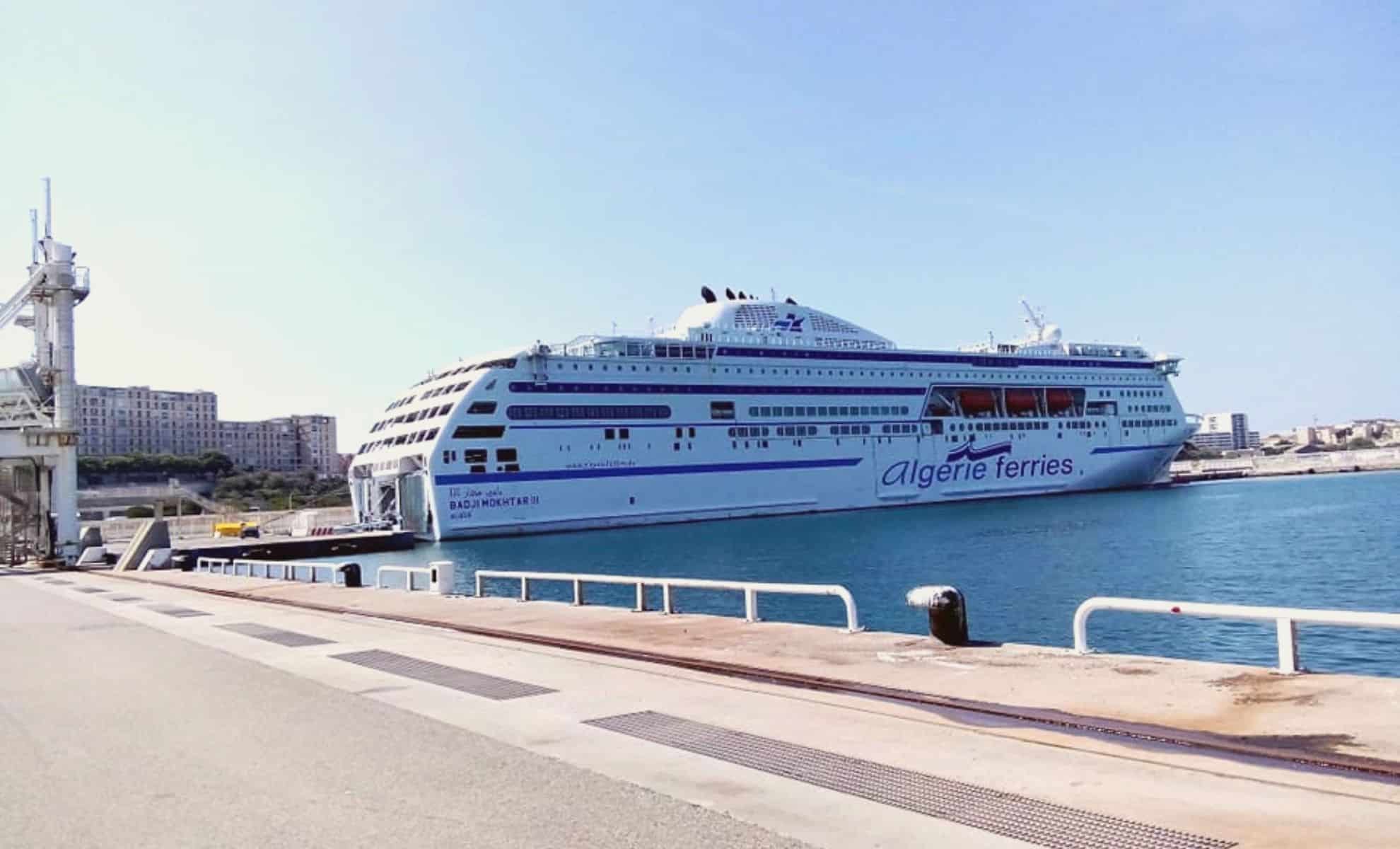 Algérie Ferries : voici pourquoi les passagers sont furieux Ferry Algérie Ferries amarré au port avec vue sur la ville.