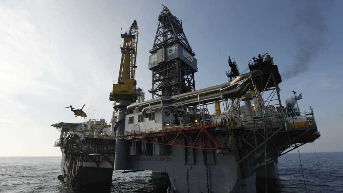 Plateforme pétrolière en mer Méditerranée avec hélicoptère.