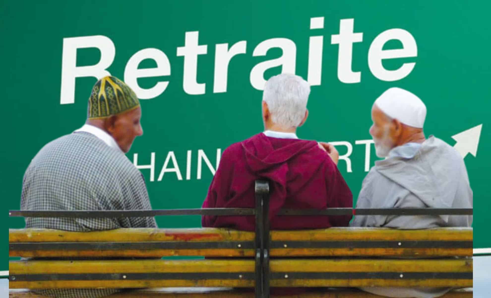 Retraites en Algérie : Découvrez les nouvelles révélations Trois personnes âgées discutent sur un banc à côté d'un panneau Retraite.