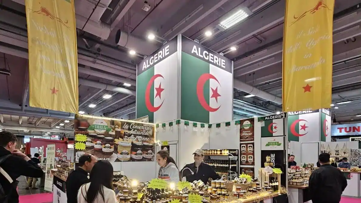 Produits Algériens brillent : révélation du Salon Macfrut Italie Exposants algériens présentent des produits traditionnels au Salon Macfrut.