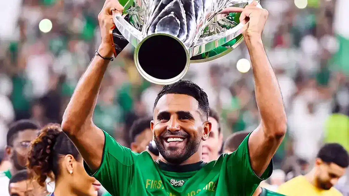 Riyad Mahrez célèbre sa victoire Riyad Mahrez brandissant le trophée de la victoire en football.