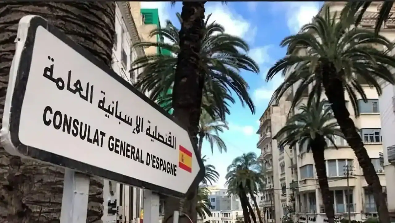 Consulat d'Espagne : le trafic des visas Schengen à 25 000 € dévoilé Sign du consulat général d'Espagne à Tanger avec palmiers environnants.