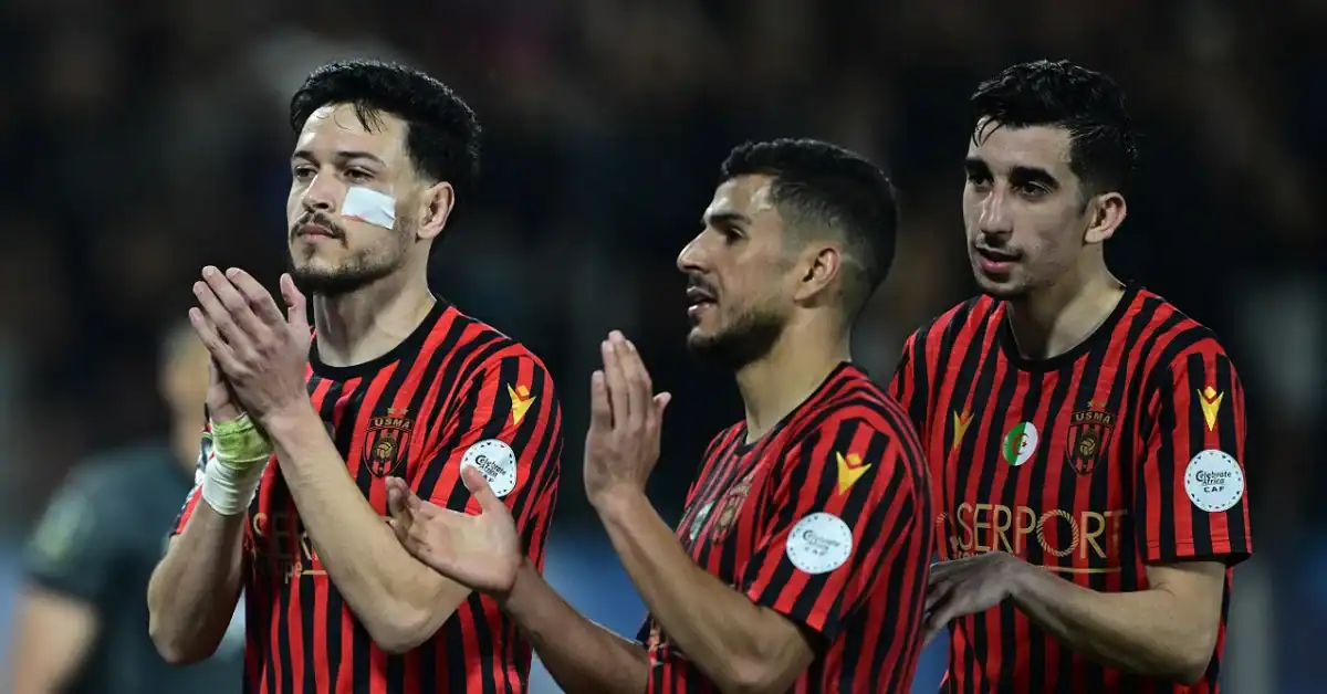 Joueurs de l'USM Alger en prière avant un match important.