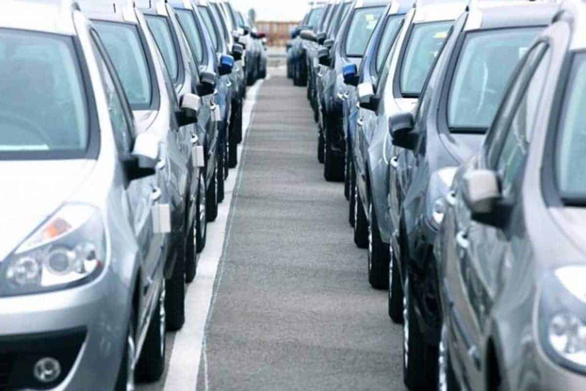 Voitures neuves en rangée dans un parking en Algérie.