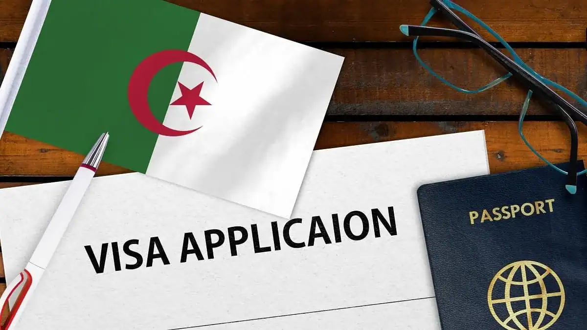 Algériens : découvrez le nouveau système de visa Pologne en 2026 ! Formulaire de demande de visa avec drapeau algérien et passeport.