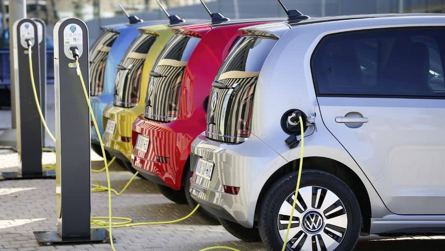 Découvrez le nouveau service pour voitures électriques à Alger Voitures électriques colorées en charge dans une station de recharge à Alger.