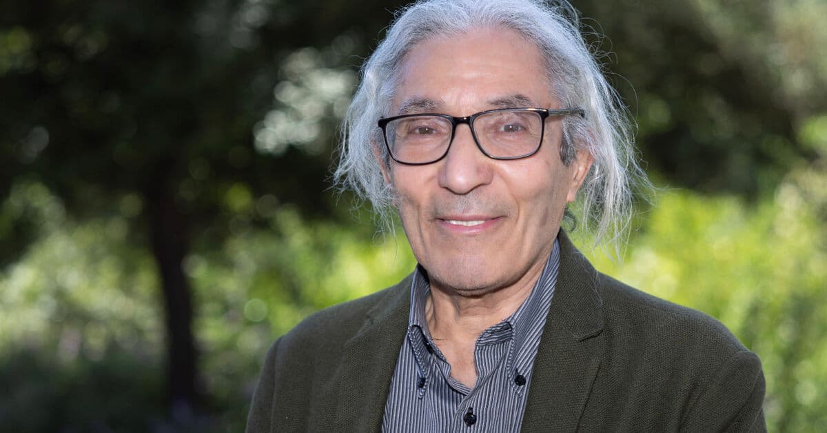 Découvrez l’impact de Boualem Sansal sur la littérature française Boualem Sansal, écrivain algérien, en extérieur avec lunettes.