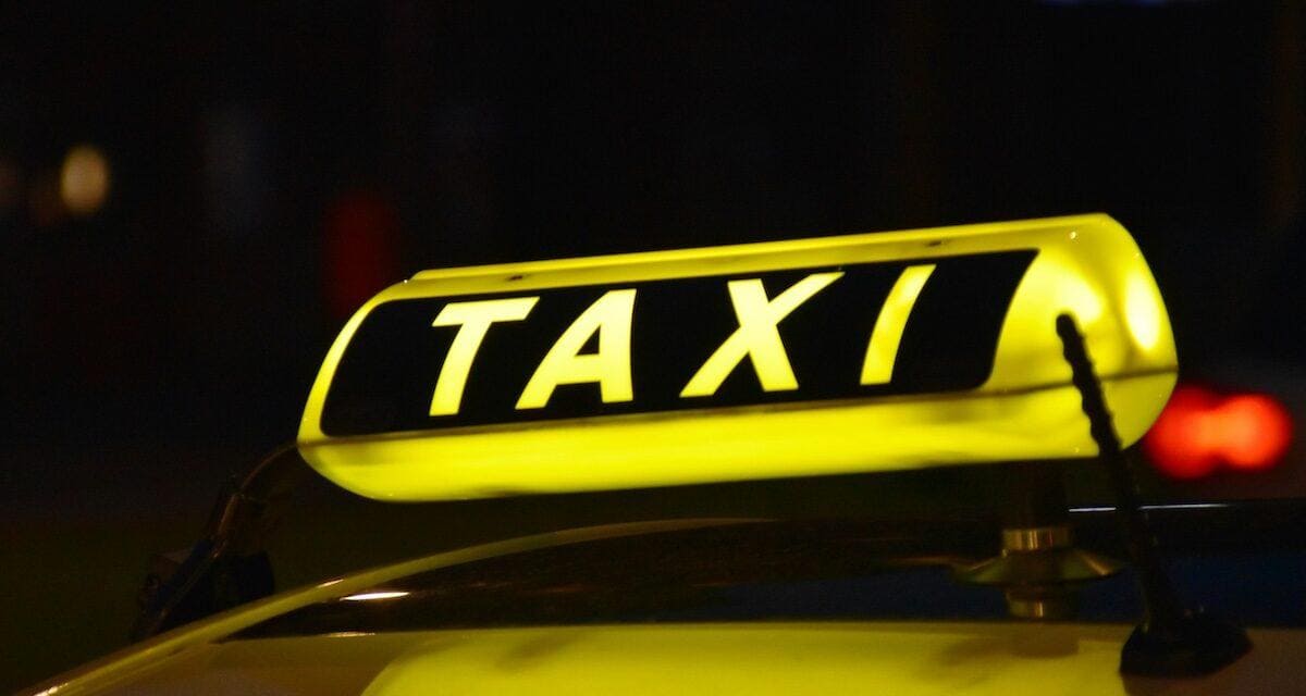 Un chauffeur de taxi algérien face au danger en Allemagne Panneau lumineux de taxi en Allemagne, visibilité nocturne.