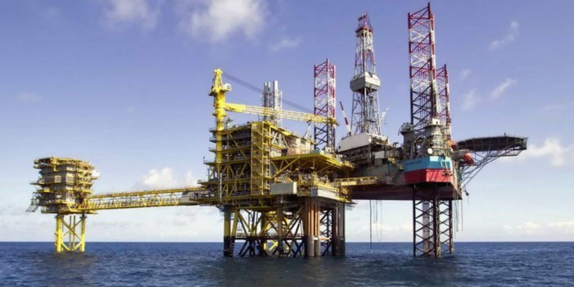 Qatar : prolongation de l'état d'exception pour le gaz Plateforme pétrolière en mer sous ciel bleu clair.