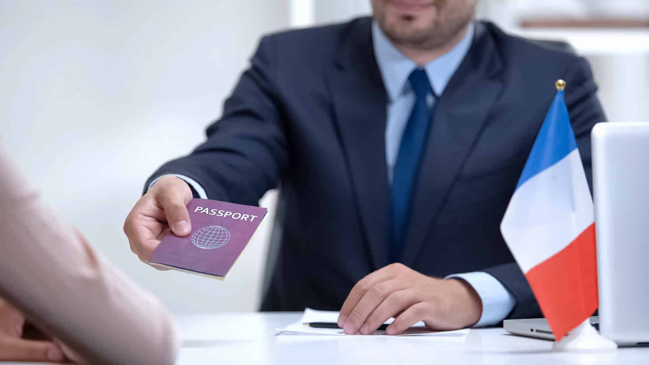 Le Conseil d'État met la pression sur les titres de séjour Le Conseil d'État met la pression sur les titres de séjour