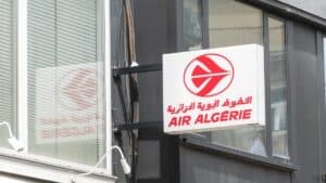 Logo d'Air Algérie affiché sur la façade d'un bâtiment moderne.