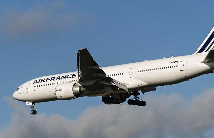 Avion Air France en vol dans le ciel bleu.