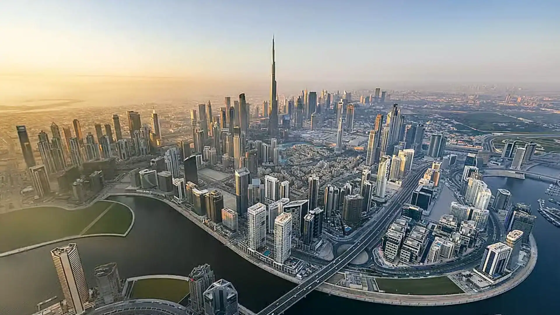 Dubaï revoit ses visas immobiliers : ce qui change Vue panoramique de Dubaï avec la Burj Khalifa au centre.