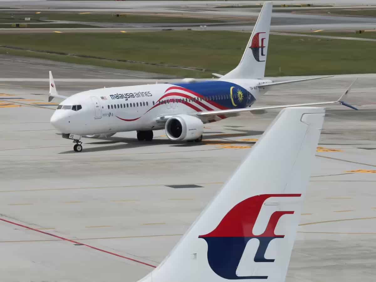 Avion de Malaysia Airlines à l'aéroport Avion de Malaysia Airlines prêt au décollage à l'aéroport.
