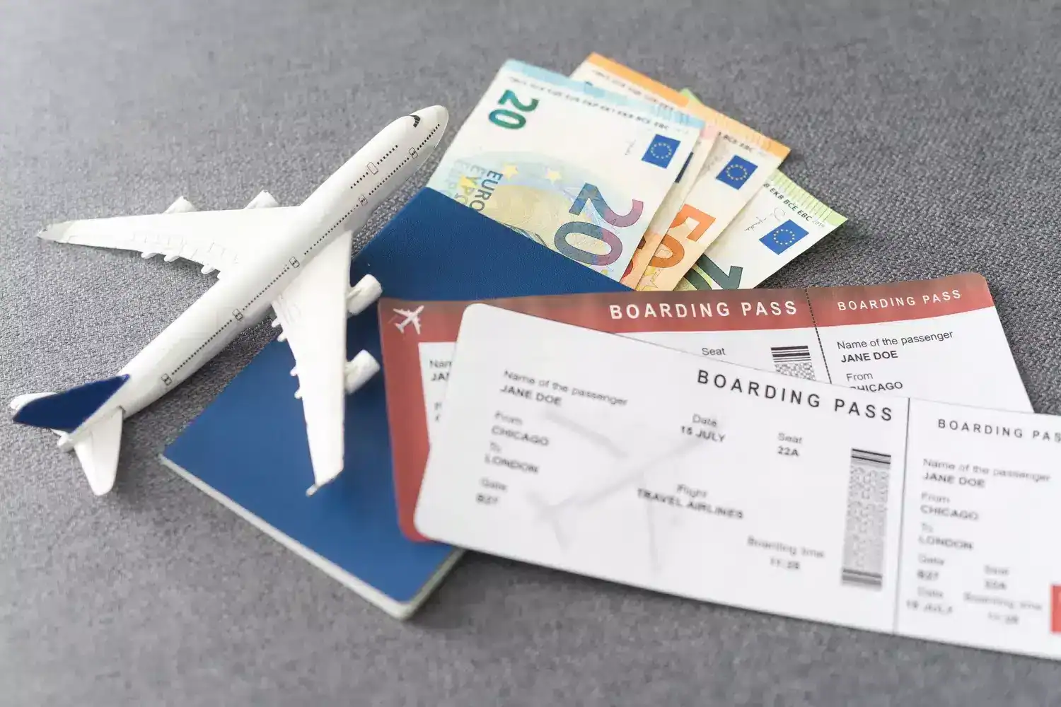 Vols Algérie-France : la vraie raison de l'explosion des tarifs Billets d'avion, passeport et argent pour voyage international.