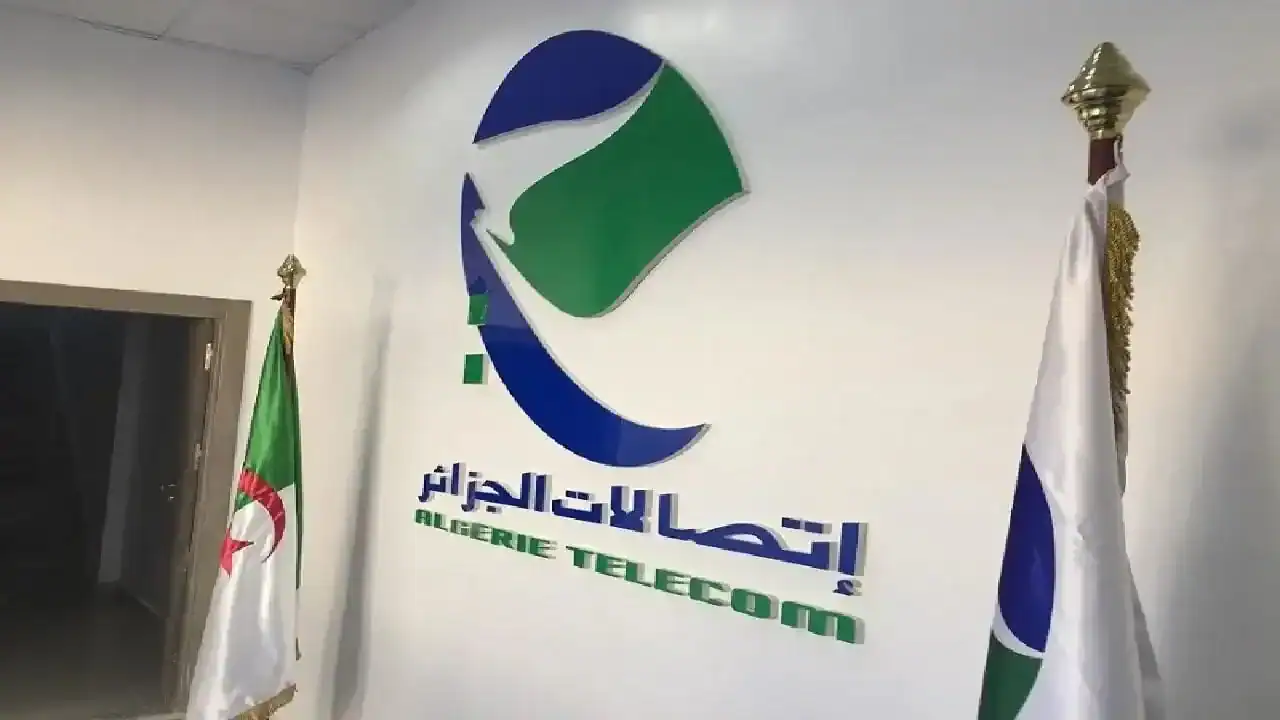 Milliards envolés : des ex-cadres d’Algérie Télécom condamnés Logo d'Algérie Télécom avec drapeaux algériens.