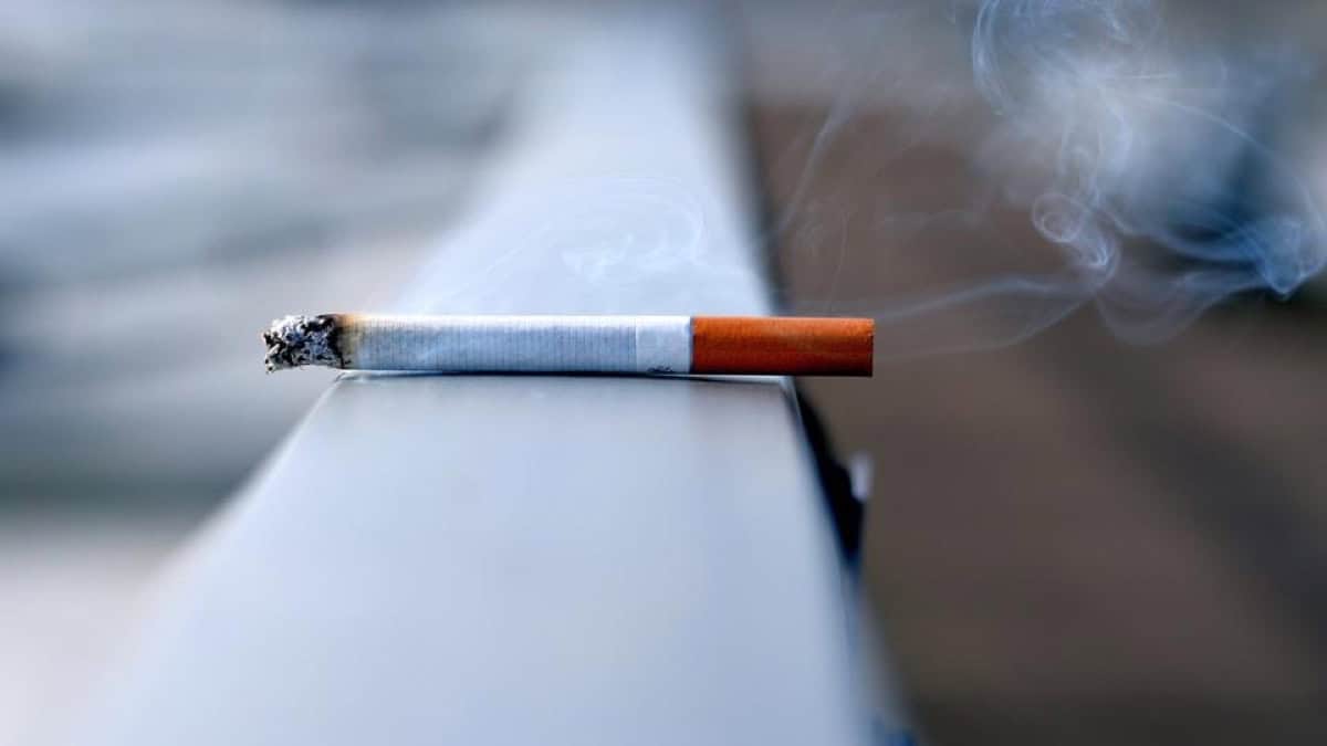 Vaste trafic de cigarettes électroniques démantelé en Algérie Cigarette en train de brûler avec de la fumée.