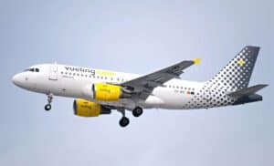 Vols Algérie-Espagne : Vueling s'engage sur les prix des billets Avion Vueling en vol avec logo visible et design moderne.
