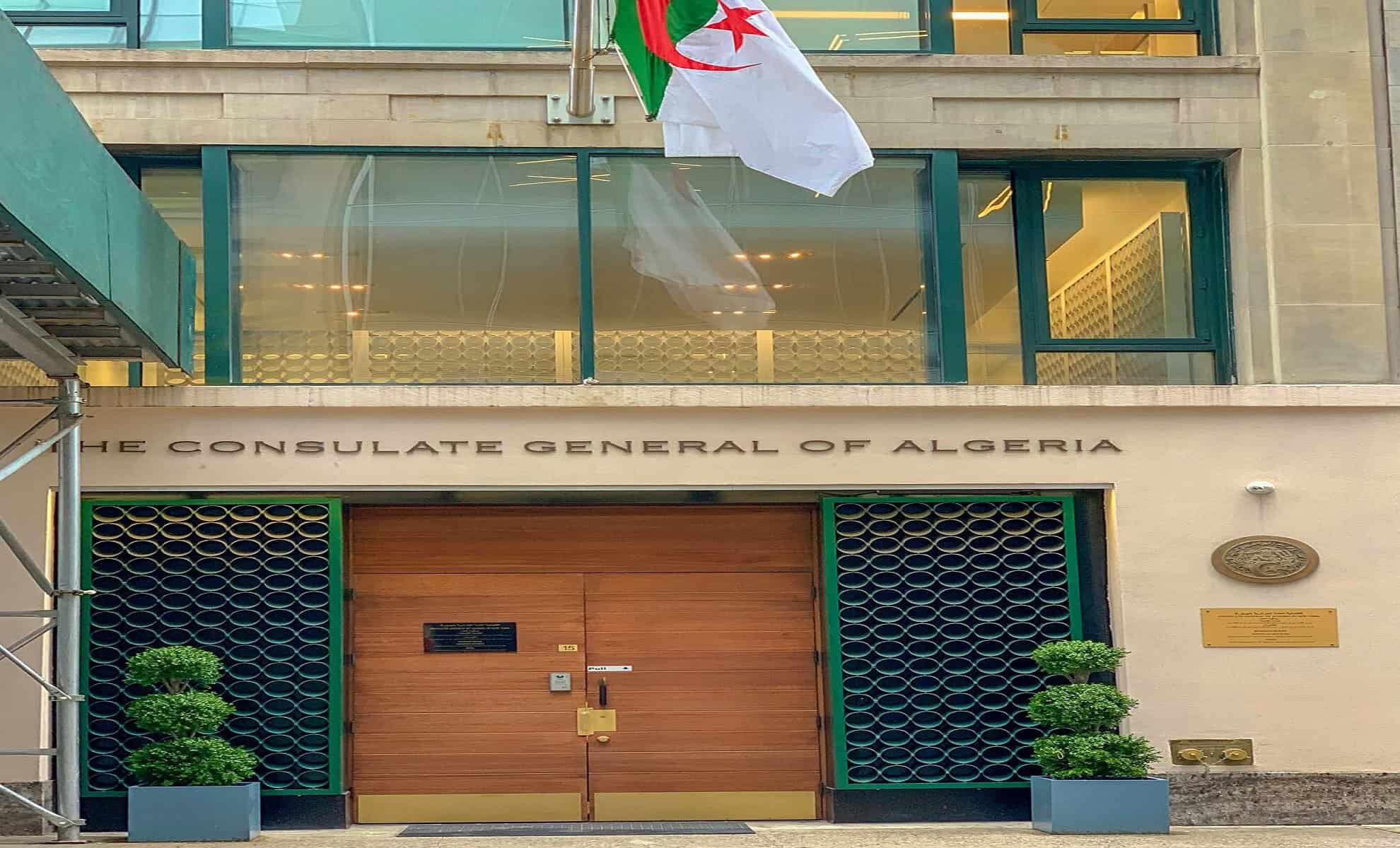 Algérie : un consulat mobile arrive en France pour vos papiers Consulat général d'Algérie à Washington avec drapeau algérien.