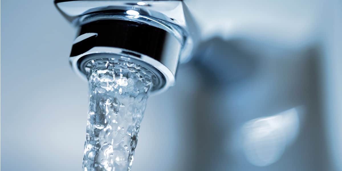 Alger lance un outil contre les surprises d’eau Fuite d'eau sous un robinet, outil de détection d'eau.