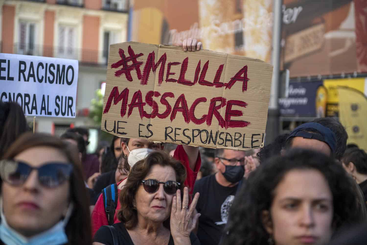 Manifestation contre le racisme en Espagne Manifestation avec pancarte #MELILLA MASSACRE en Espagne.