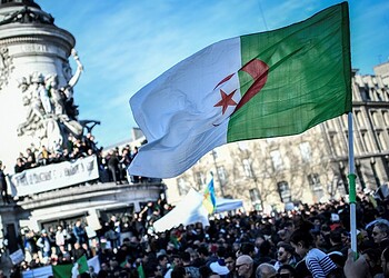 Drapeau algérien lors d'une manifestation à Paris.
