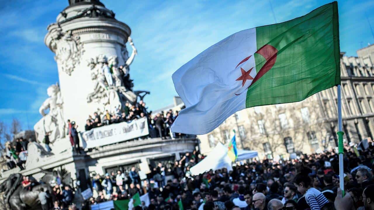 Diaspora algérienne : comment peser sur l’Algérie sans rentrer Drapeau algérien lors d'une manifestation à Paris.