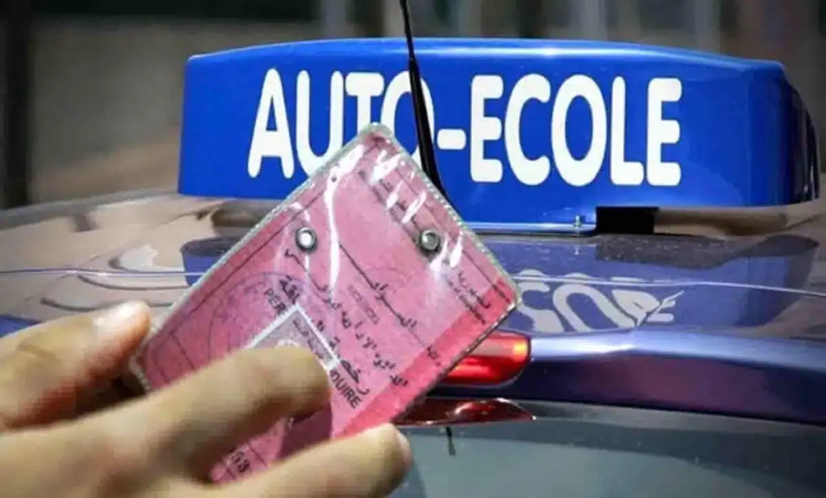 Permis de conduire : la Gendarmerie durcit le ton, voici les catégories concernées Contrôle de permis de conduire avec une carte rose et véhicule de la gendarmerie.