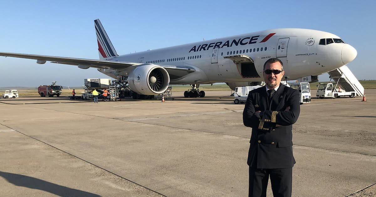 Avion Air France au sol avec homme en costume devant.