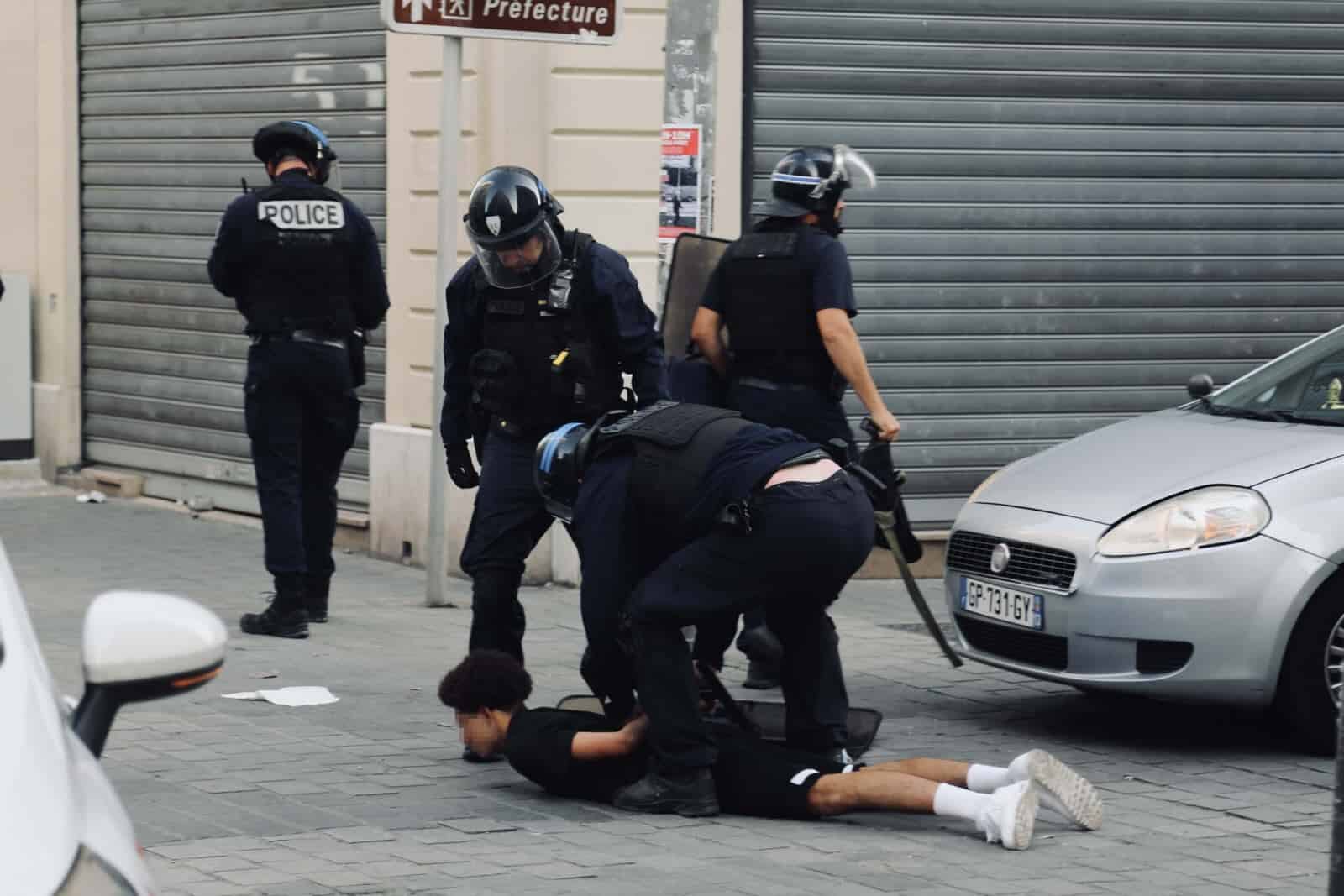 Policiers arrêtant une personne lors d'une intervention à Marseille.