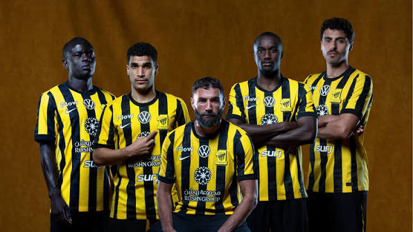Cinq joueurs de football en maillots jaunes et noirs sur fond marron.