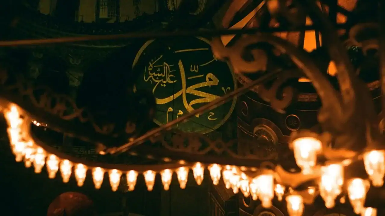 Aimer le Prophète, ce que ce message dit du refus de la haine Calligraphie islamique en or sur fond noir, ambiance chaleureuse.